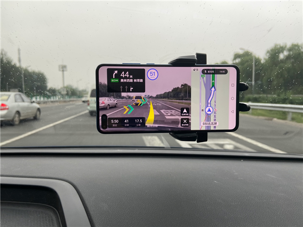 高德地图上线AR驾车导航：一部手机尝鲜实景导航！